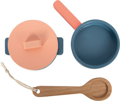 Spielzeug-Kochgeschirr mit einem Topf mit rosa Deckel, einem blauen Kochtopf mit rosa Griff und einem Holzlöffel.