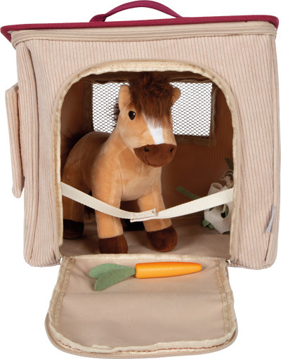 Ein Plüschpferd in einer weichen, hellbraunen Hülle mit Spielzeugkarotte und -rübe und offener Klappe vorne.