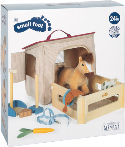 Spielzeug-Pferdestall-Spielset mit Plüschpferd, Zubehör und einer Tragetasche auf der Produktverpackung.
