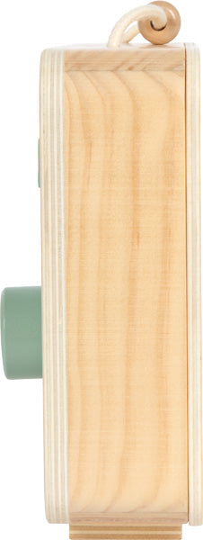 Seitenansicht eines Spielzeugfernsehers aus Holz mit grünem Knopf und heller Holzoberfläche.