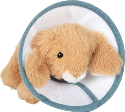 Ein brauner Plüschhase, der einen blau-weißen Tierarztkegel um den Hals trägt.