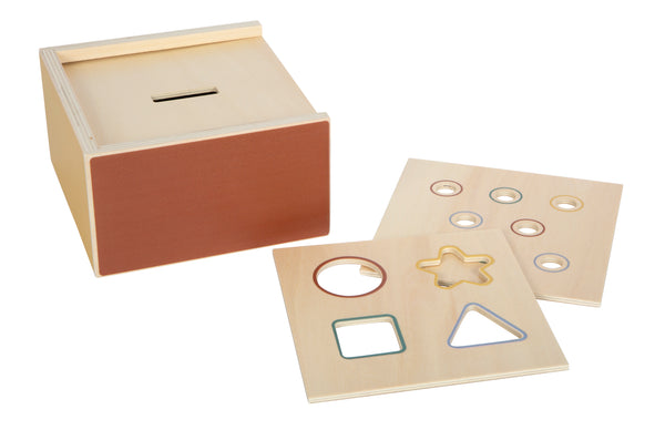 Sortierbox aus Holz mit abnehmbarem Deckel, der verschiedene Formen zum Zuordnen enthält.