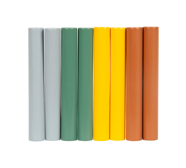 Acht zylindrische Stäbe in den Farben grau, grün, gelb und braun, die aufrecht in einer Reihe stehen.