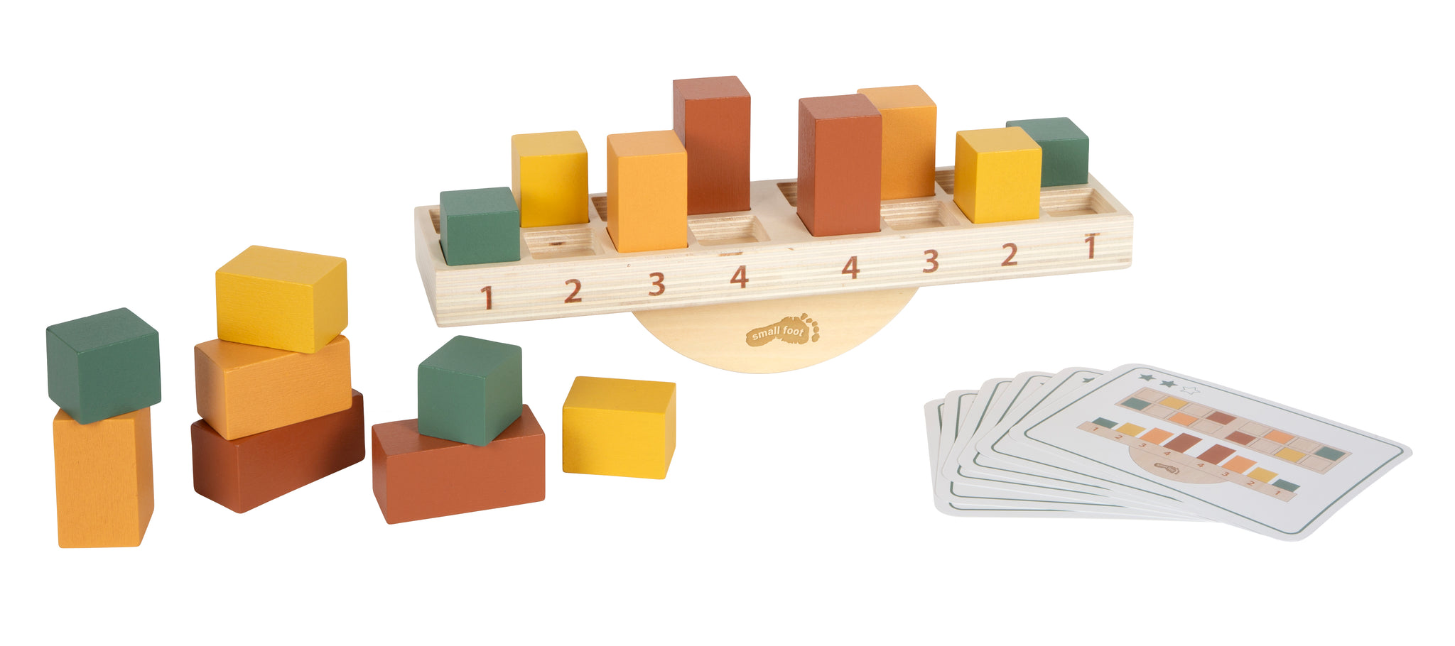 Balancierspielzeug aus Holz mit nummerierten Schlitzen, farbigen Blöcken und nebeneinander angeordneten Anweisungskarten.