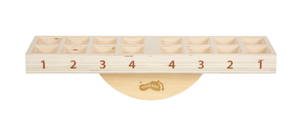 Ein hölzernes Balancierbrett mit nummerierten Fächern von 1 bis 4 auf beiden Seiten.