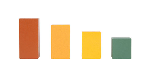 Vier farbige Holzklötze mit abnehmender Höhe, die in einer Reihe auf weißem Hintergrund angeordnet sind.