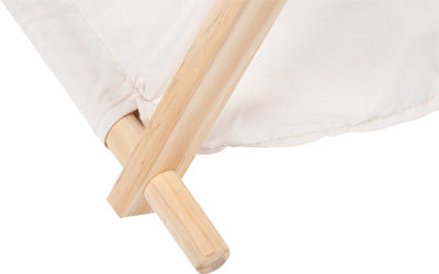 Nahaufnahme von sich kreuzenden Holzdübeln, die den Zeltstoff tragen, Teil des Zeltes.