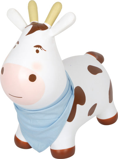 Eine weiß-braune Spielzeugkuh mit einem blauen Halstuch und beigen Hörnern, die leicht lächelt.