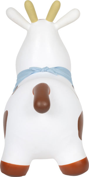 Aufblasbare weiße Spielzeugkuh mit braunen Flecken und blauem Halstuch, von hinten gesehen.