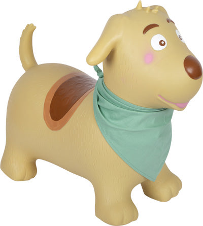 Hellbrauner aufblasbarer Hund mit einem braunen Sattel und einem grünen Halstuch um den Hals.