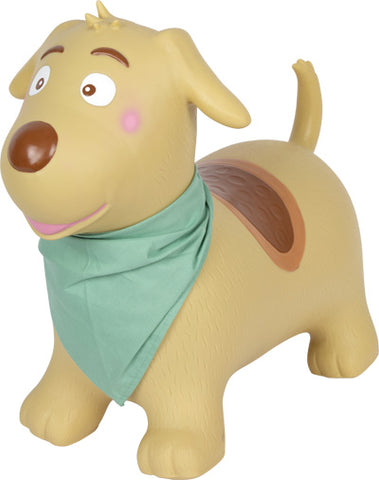 Ein hellbrauner aufblasbarer Hund mit einem grünen Halstuch und einem braunen sattelförmigen Fleck auf dem Rücken.