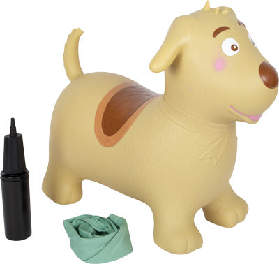 Hellbrauner aufblasbarer Hund mit einem braunen Sattel, einer schwarzen Luftpumpe und einem aufgerollten Halstuch.