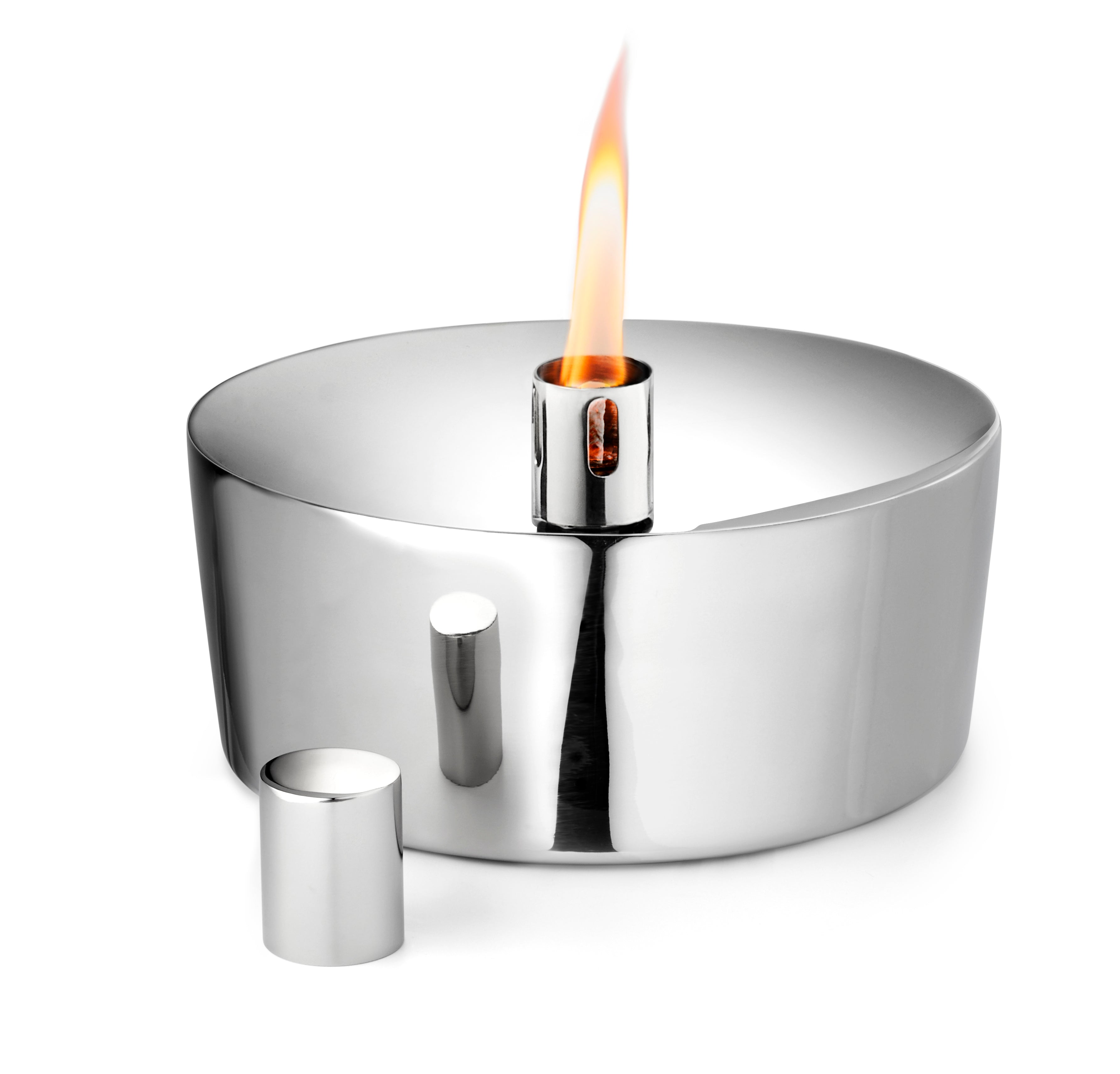 Eine moderne silberne Tischfeuerstelle mit sichtbarer Flamme und zwei abnehmbaren Kappen in der Nähe.