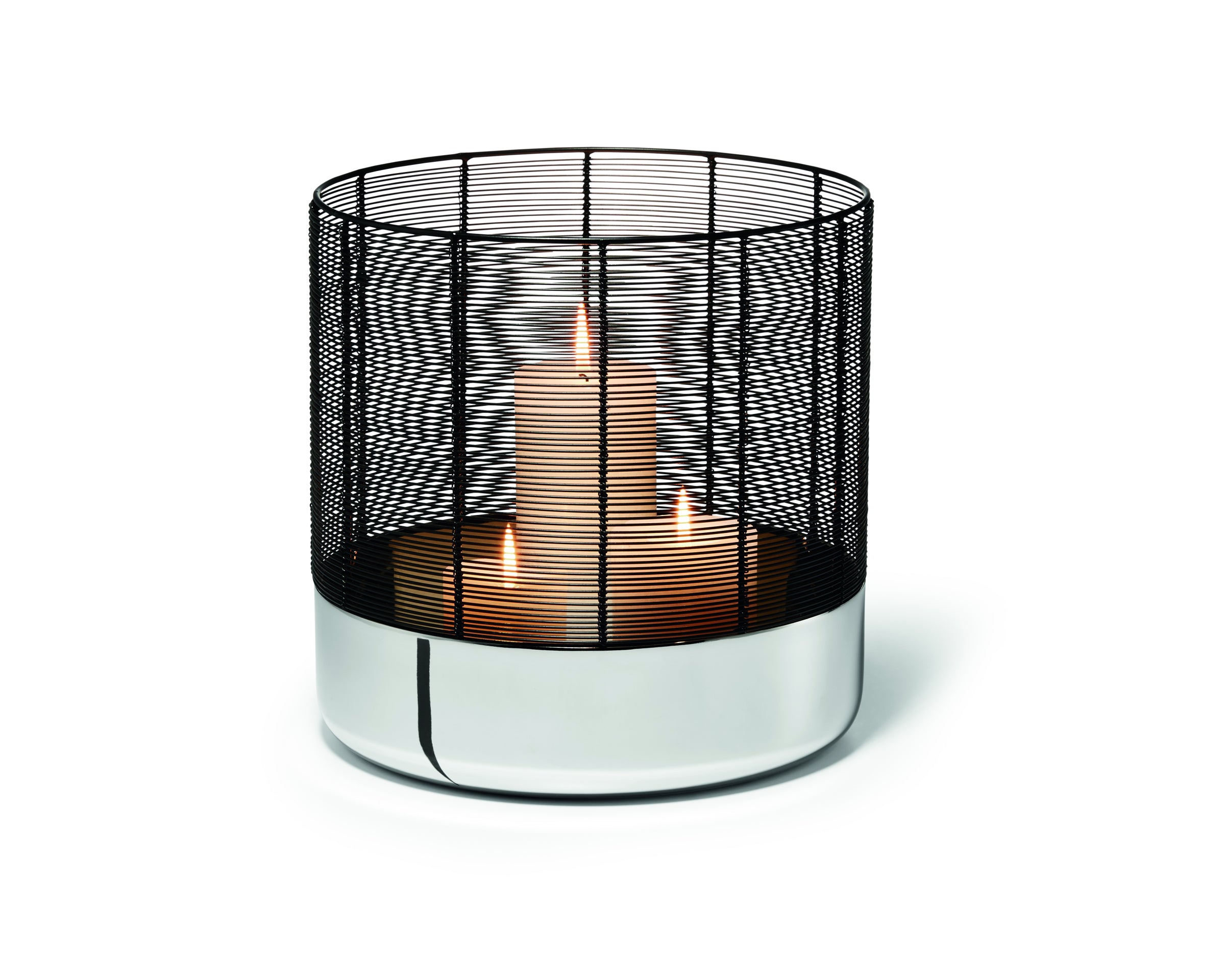 Eine brennende Kerze in einem zylindrischen Metalldrahthalter mit reflektierendem silbernem Sockel.