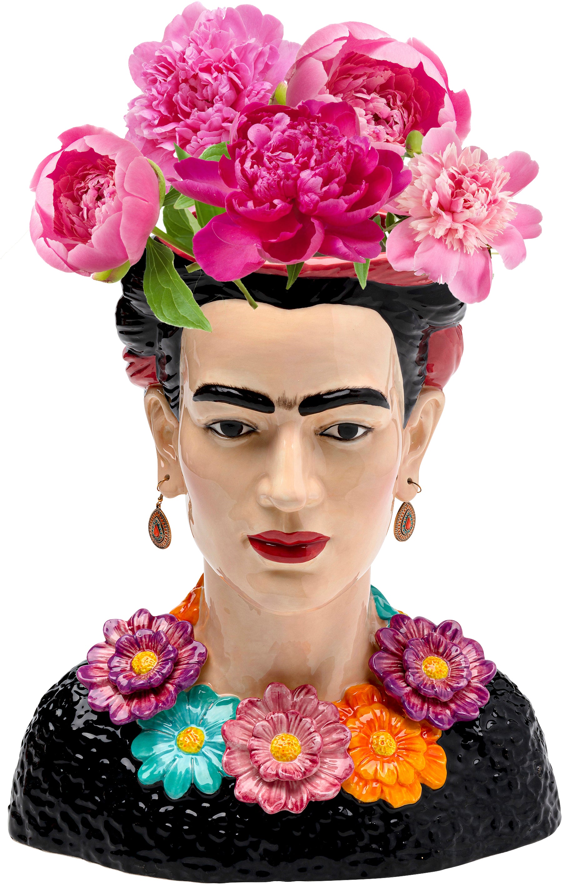 Die Deko-Vase Style Muse Flowers ist eine bemalte Keramikvase in Form eines Frauentorsos, die eine dunkelhaarige Frau mit rosa Blumen, Ohrringen und einer bunten Blumenkette zeigt – ein auffälliges Deko-Objekt auf jedem weißen Hintergrund.