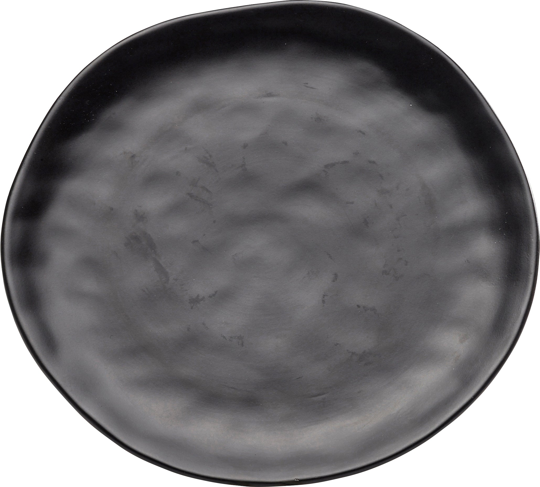 Der Teller Organic Black Ø26cm ist ein runder, mattschwarzer Steingut-Teller mit leicht unregelmäßigem, gewelltem Rand und dezenter Struktur im Handmade-Stil, von oben auf weißem Untergrund abgebildet.