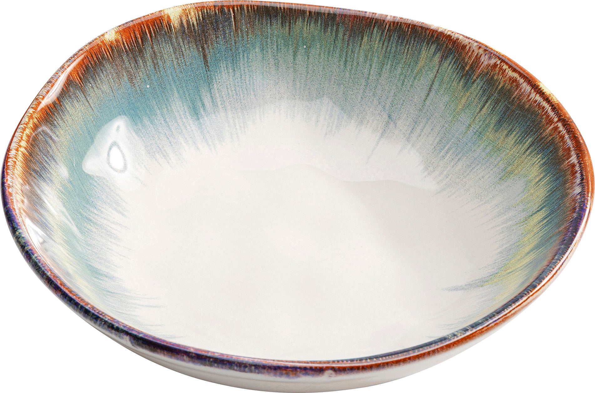Der Teller Tief Laguna Blau Ø20cm ist eine flache Keramikschale mit glänzender Oberfläche, einer weißen Mitte und einem organisch geformten Rand, der mit blauen, grünen und braunen Pinselstrichmustern aus der Laguna-Serie verziert ist.