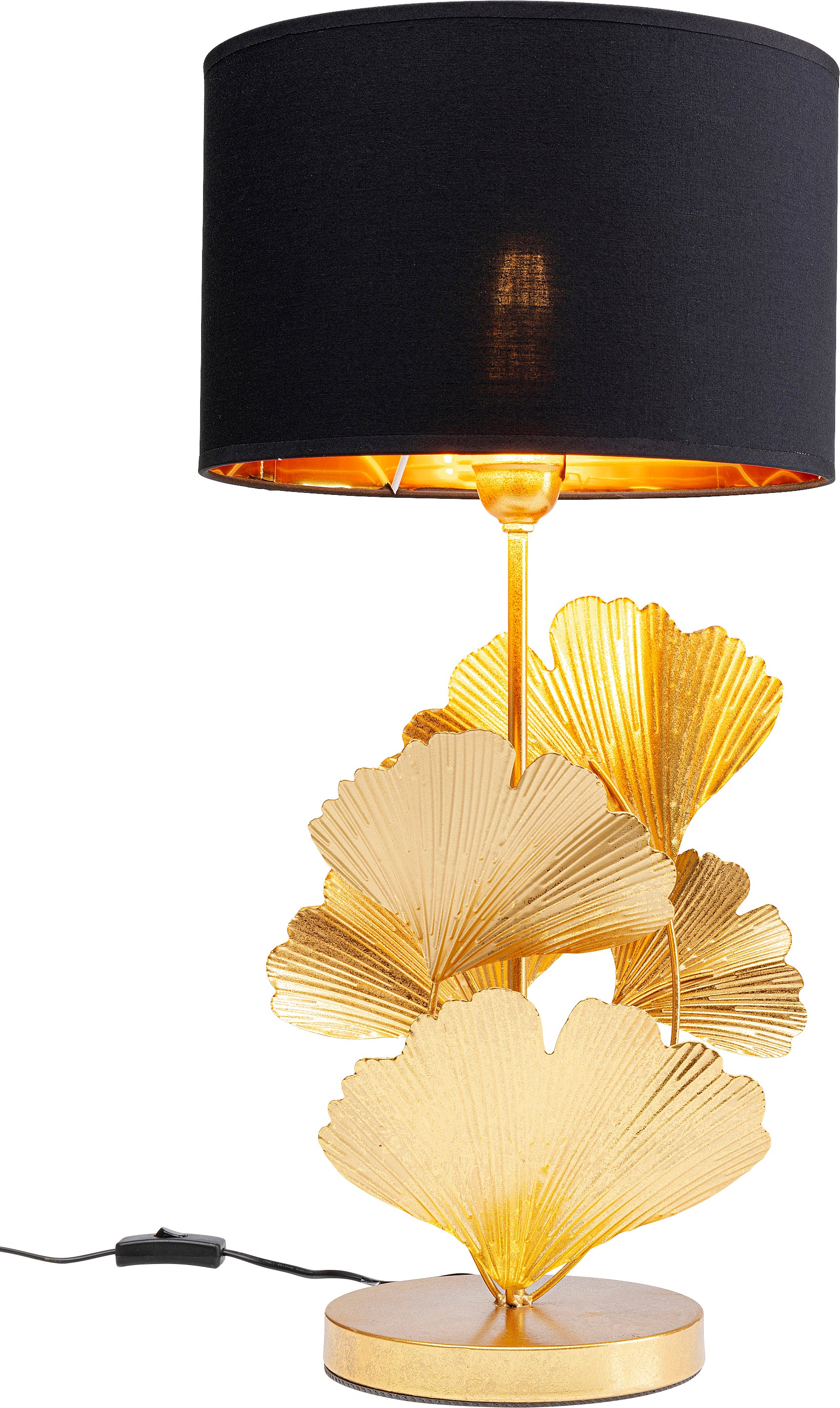 Die Tischleuchte Flores Gold besticht mit einem schwarzen Stoffschirm und einem goldenen Fuß mit metallischen Ginkgo-Blättern und bringt asiatisches Flair in jeden Raum. Kabel und Schalter sind sichtbar.
