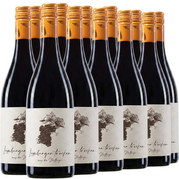 Zwölf Flaschen Lemberger trocken Rotwein mit orangefarbenen Verschlüssen sind in vier Reihen vor weißem Hintergrund angeordnet.