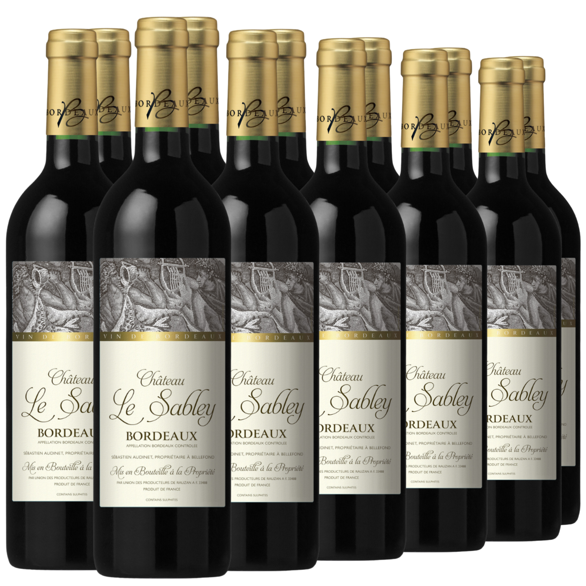 Zwölf Flaschen des Bordeaux-Rotweins „Château Le Sabley“ sind in zwei Reihen angeordnet, mit goldfolierten Verschlüssen und nach vorne gerichteten, illustrierten Etiketten.