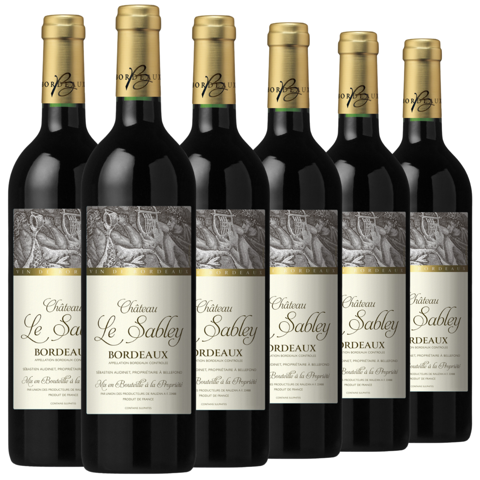 Sechs Flaschen Château Le Sabley Bordeaux-Rotwein stehen aufrecht in einer Reihe, wobei die Etiketten nach vorne zeigen.