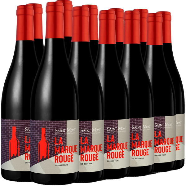 Zwölf Flaschen des Rotweins La Marque Rouge mit roten Verschlüssen in Reihen angeordnet.