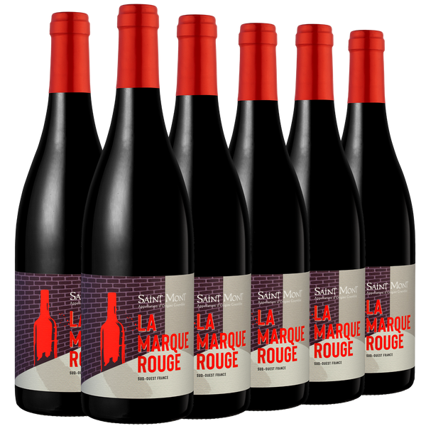 Sechs Rotweinflaschen mit der Aufschrift La Marque Rouge und roten Verschlüssen, die in zwei Reihen angeordnet sind.