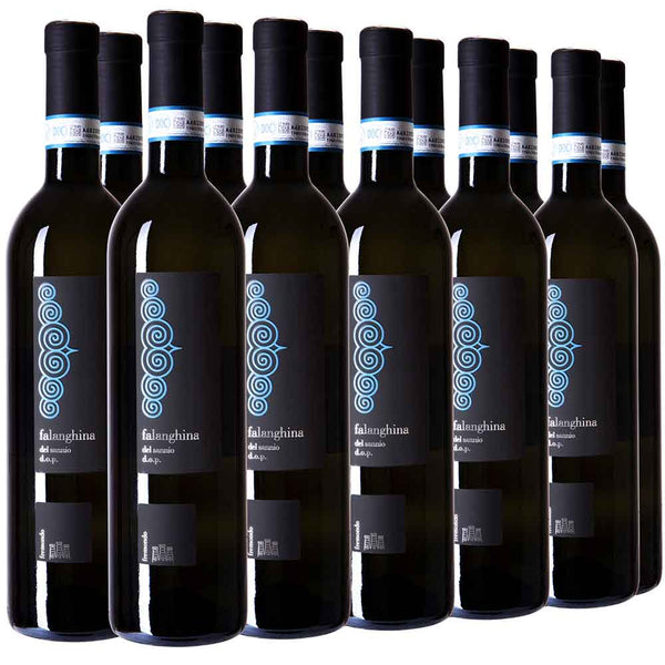 Zwölf  Flaschen Falanghina-Weißwein stehen in einer Reihe, die Etiketten sind nach vorne gerichtet, vor einem weißen Hintergrund.