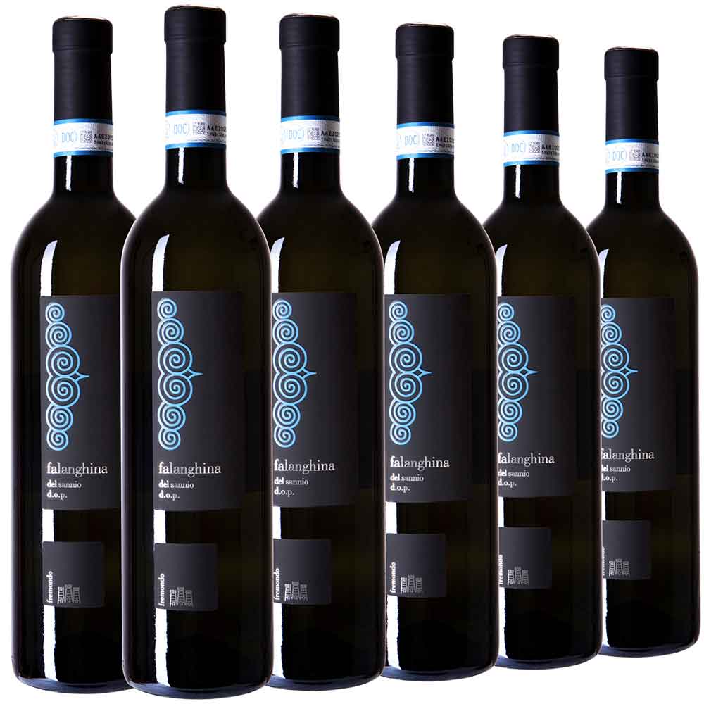 Sechs Flaschen Falanghina-Weißwein stehen in einer Reihe vor einem weißen Hintergrund.