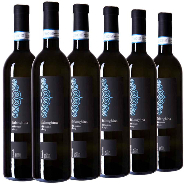 Sechs Flaschen Falanghina-Weißwein stehen in einer Reihe vor einem weißen Hintergrund.