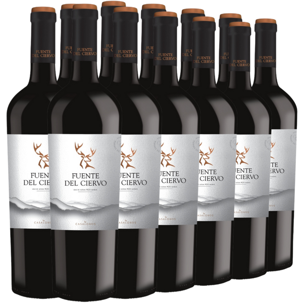 Zwölf Flaschen des Rotweins Fuente del Ciervo sind in zwei Reihen angeordnet, wobei die Etiketten und kupferfarbenen Verschlüsse sichtbar sind.