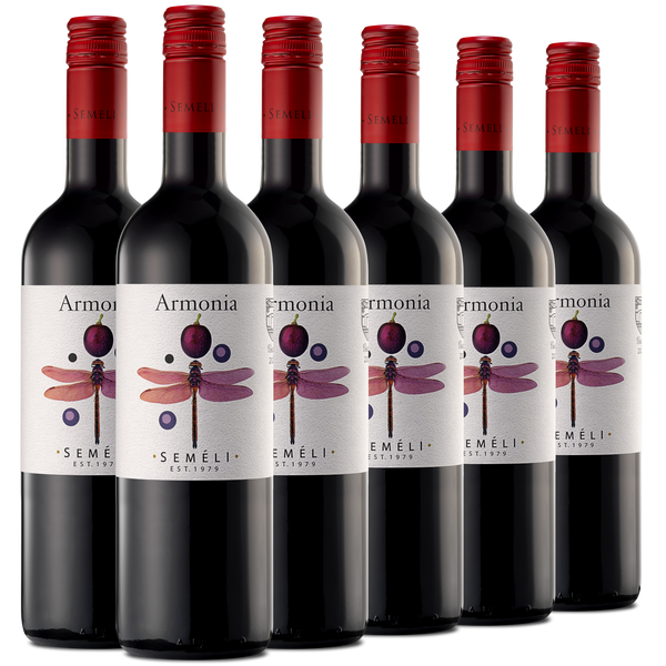 Sechs Flaschen Semeli Armonia Rotwein mit roten Verschlüssen sind nebeneinander vor einem weißen Hintergrund angeordnet.