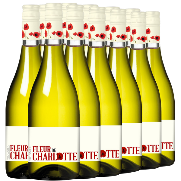 Zwölf Flaschen des Weins Fleur de Charlotte Viognier sind in zwei Reihen angeordnet und tragen weiße Etiketten mit roten Mohnblumen auf dem Hals jeder Flasche.