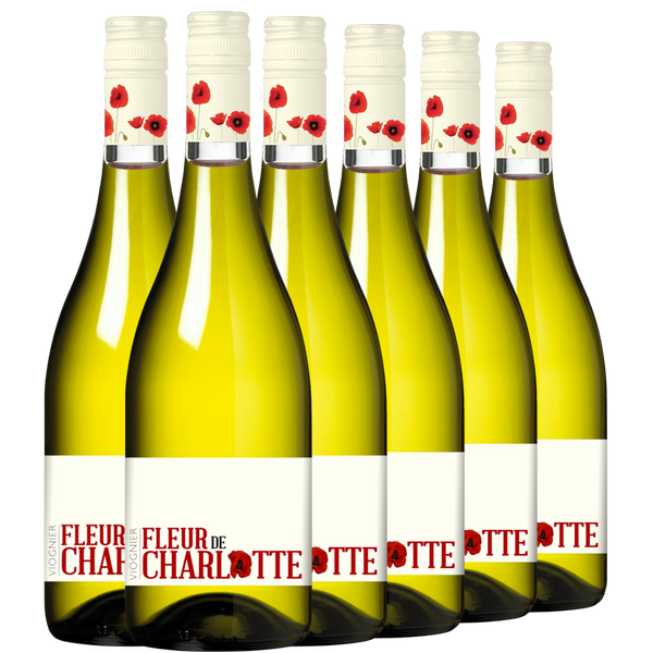 Sechs Weißweinflaschen mit der Aufschrift "Fleur de Charlotte" und einem Mohnblumenmotiv auf den Hälsen, angeordnet in zwei Reihen vor einem schlichten Hintergrund.