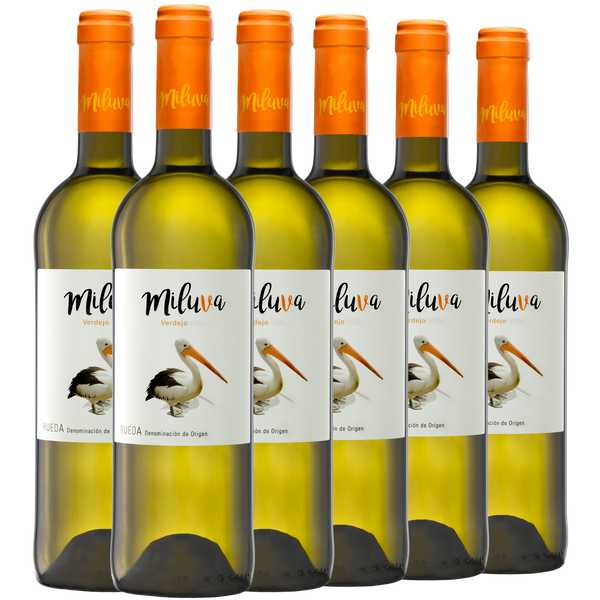 Sechs Flaschen Miluva-Weißwein mit orangefarbenen Verschlüssen und Pelikan-Abbildungen auf den Etiketten, die in einer Reihe stehen.