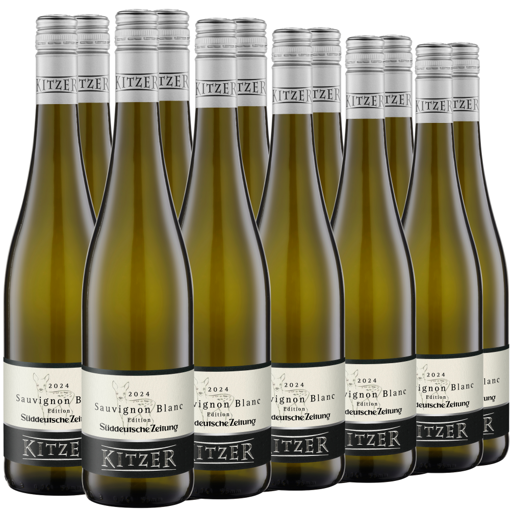 Zwölf Flaschen Kitzer Sauvignon Blanc Weißwein, aufrecht in zwei Reihen stehend, mit silbernen Verschlüssen und weißen Etiketten mit der Angabe des Jahrgangs 2024.