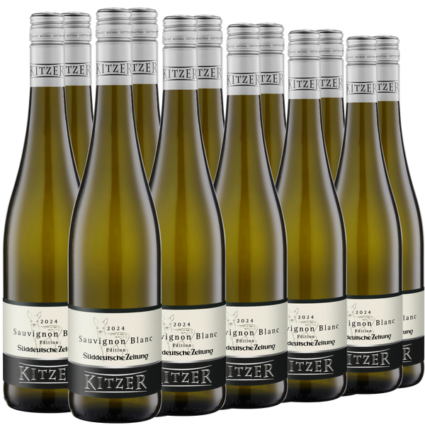 Zwölf Flaschen Kitzer Sauvignon Blanc Weißwein, aufrecht in zwei Reihen stehend, mit silbernen Verschlüssen und weißen Etiketten mit der Angabe des Jahrgangs 2024.