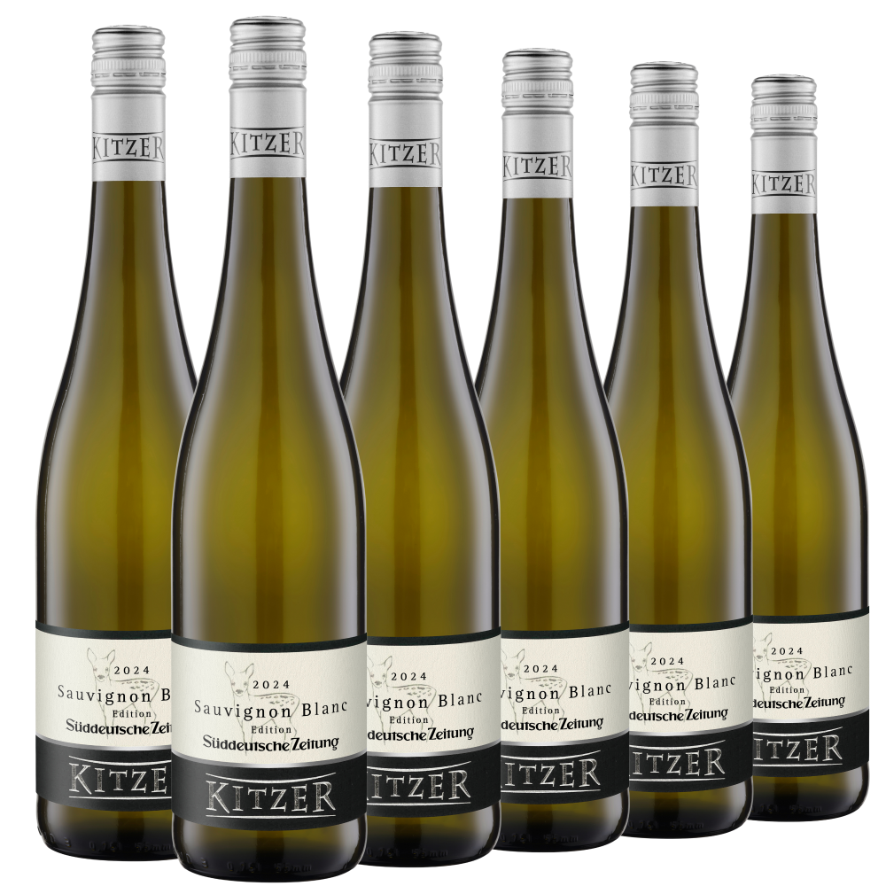 Sechs Flaschen Kitzer Sauvignon Blanc Weißwein, Jahrgang 2024, sind in zwei Reihen vor einem weißen Hintergrund angeordnet.