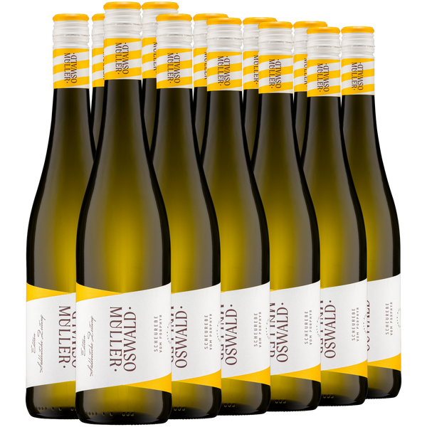 Zwölf Flaschen Oswald Müller-Weißwein, aufgereiht mit gelben und weißen Etiketten und Verschlüssen.
