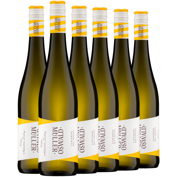 Sechs Flaschen Oswald Müller Weißwein stehen in einer Reihe auf weißem Hintergrund.