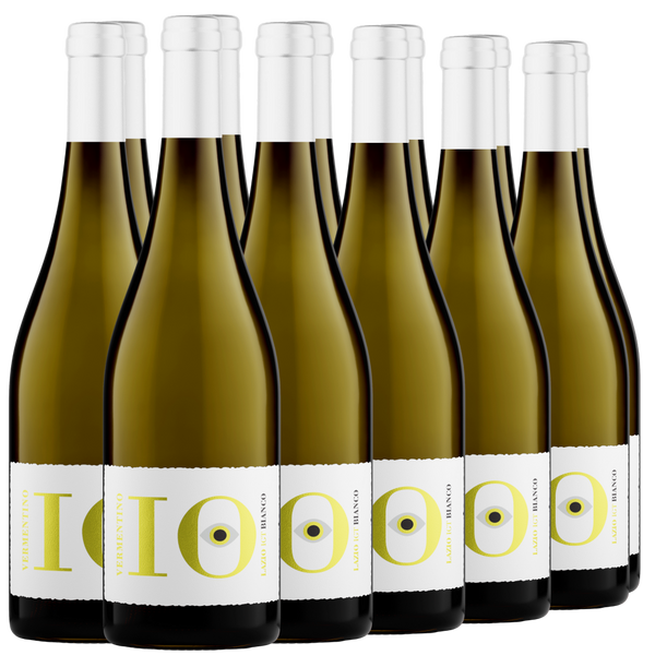 Zwölf Weißweinflaschen mit weißen und gelben Etiketten in zwei Reihen, von vorne gesehen.