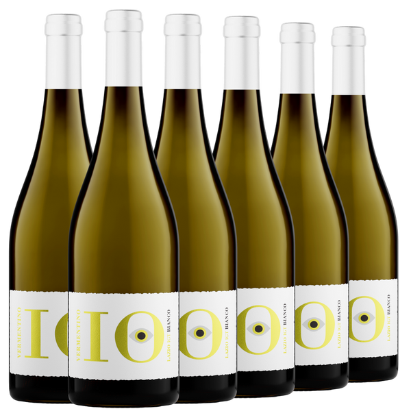 Sechs identische Weißweinflaschen mit der Aufschrift IO Soave Bianco sind in zwei Reihen vor einem weißen Hintergrund angeordnet.