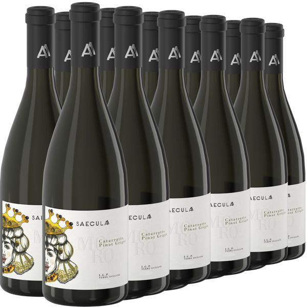Zwölf Flaschen Saecula-Wein sind in Reihen angeordnet, mit schwarzen Verschlüssen und weißen Etiketten, wobei eine Flasche mit einem illustrierten Gesicht und einer Krone versehen ist.