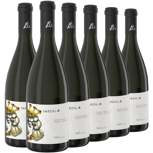 Sechs Flaschen Saecula-Wein sind in zwei Reihen angeordnet und mit weißen Etiketten und schwarzen Verschlüssen versehen; ein Etikett zeigt ein illustriertes Gesicht mit einer Krone.