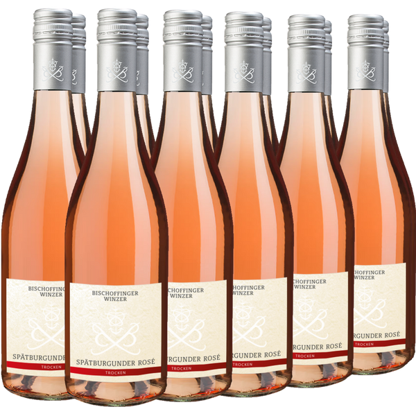 Zwölf Flaschen Spätburgunder Roséwein mit silbernen Schraubverschlüssen sind in zwei Reihen auf einem schlichten Hintergrund angeordnet.
