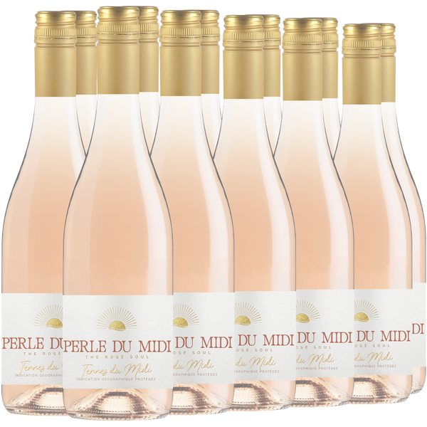 Zwölf Flaschen des Roséweins Perle du Midi sind in zwei Reihen angeordnet. Das klare Glas zeigt die zartrosa Flüssigkeit, die weißen Etiketten sind mit goldenen Akzenten versehen.
