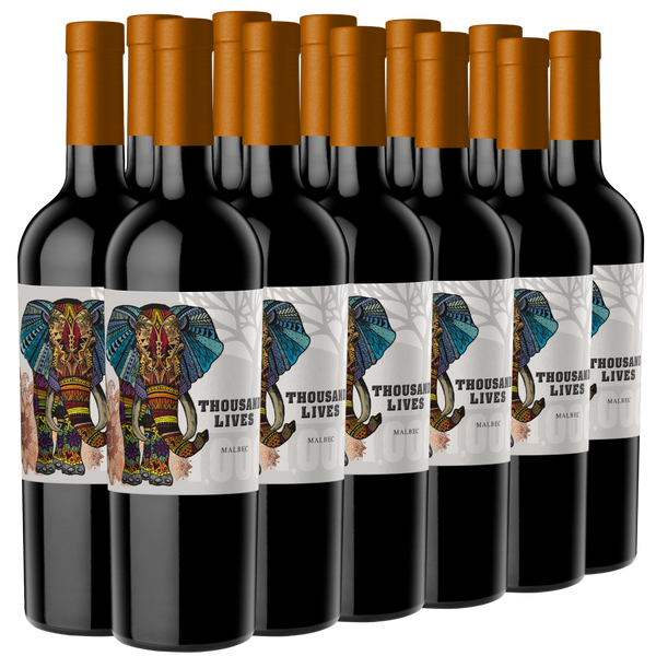 Zwölf Flaschen des Malbec-Weins Thousand Lives sind in Reihen angeordnet; jede Flasche trägt ein Etikett mit einer bunten Elefantenillustration.