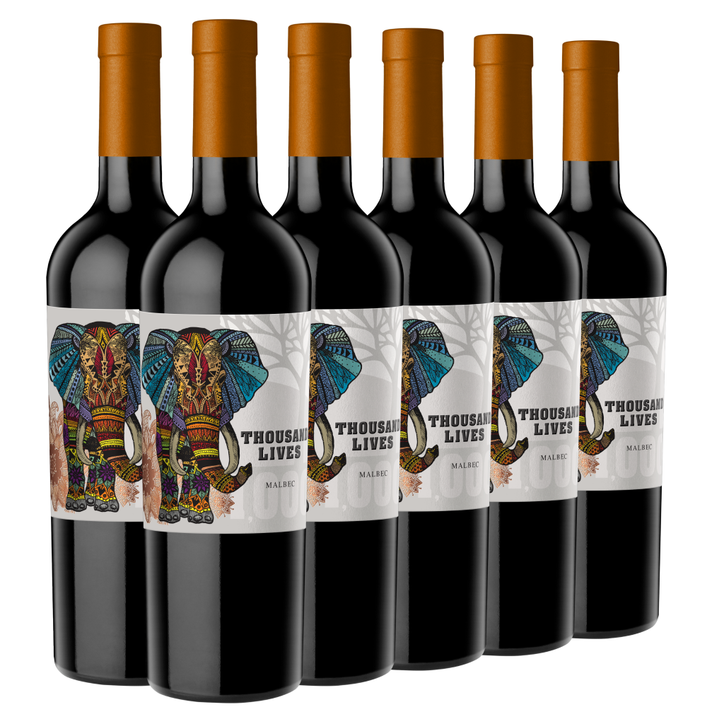 Sechs Flaschen Rotwein mit orangefarbenen Verschlüssen, auf denen bunte Elefantenillustrationen und das Etikett Thousand Lives Malbec abgebildet sind.