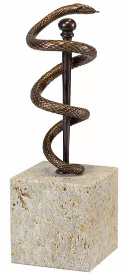 Bronzene Schlange, die sich um eine Metallstange auf einem Steinwürfelsockel windet.