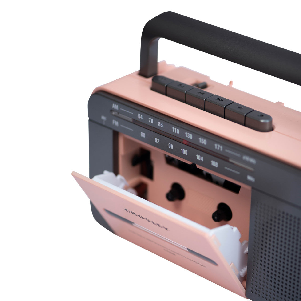 Nahaufnahme des Crosley Kassettenspielers in Rosa/Grau, ein tragbarer Radio-Kassettenspieler mit geöffnetem Kassettenfach.